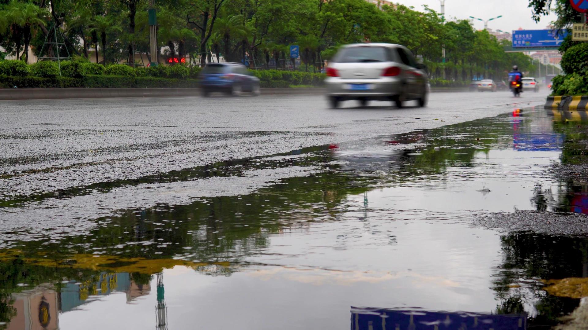 下雨天城市道路路面上视频的预览图