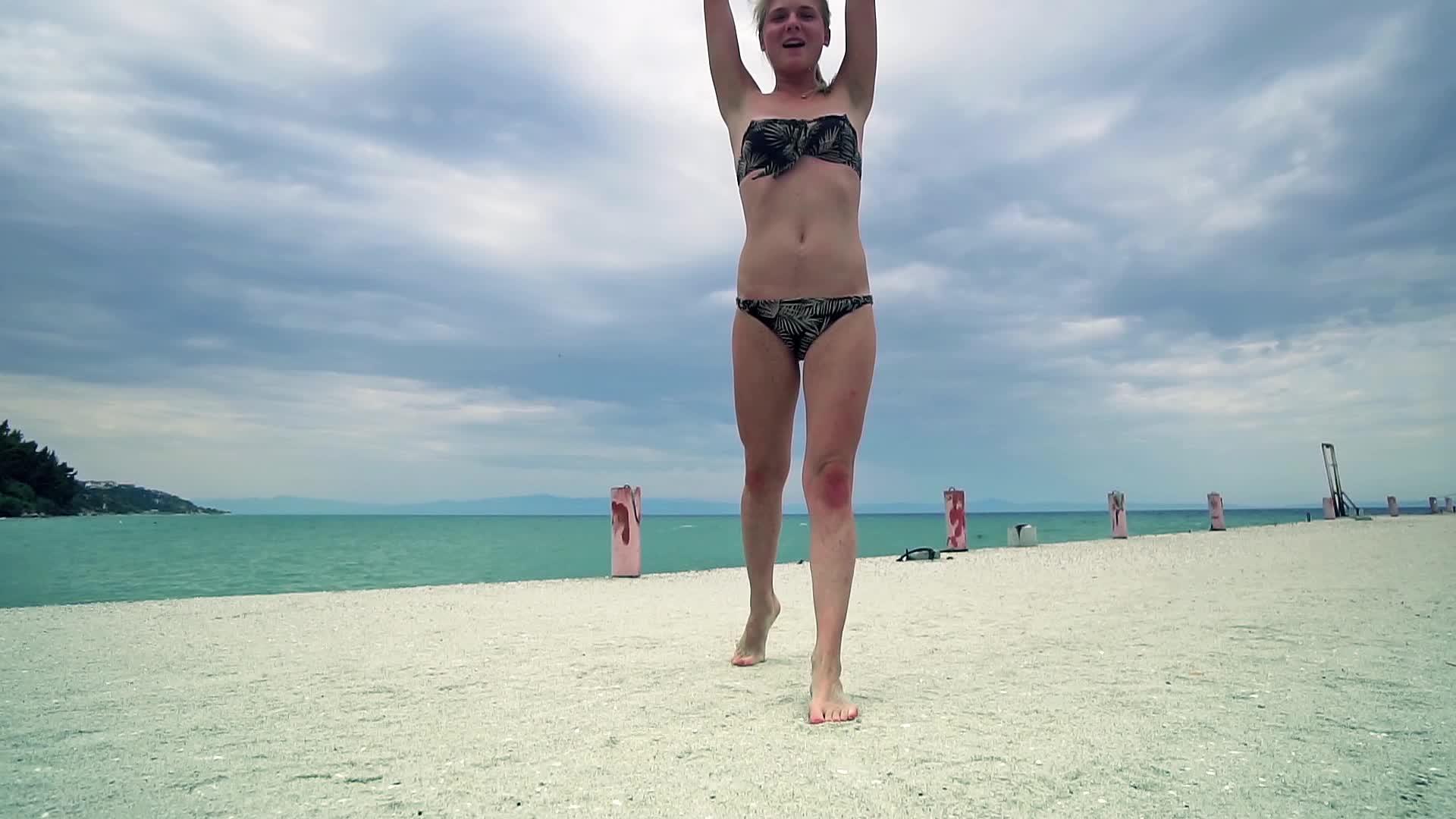 一个在海滩码头做体操的漂亮女孩视频的预览图
