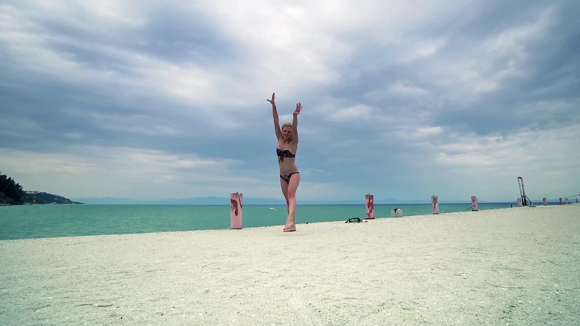一个在海边码头玩体操的漂亮女孩视频的预览图