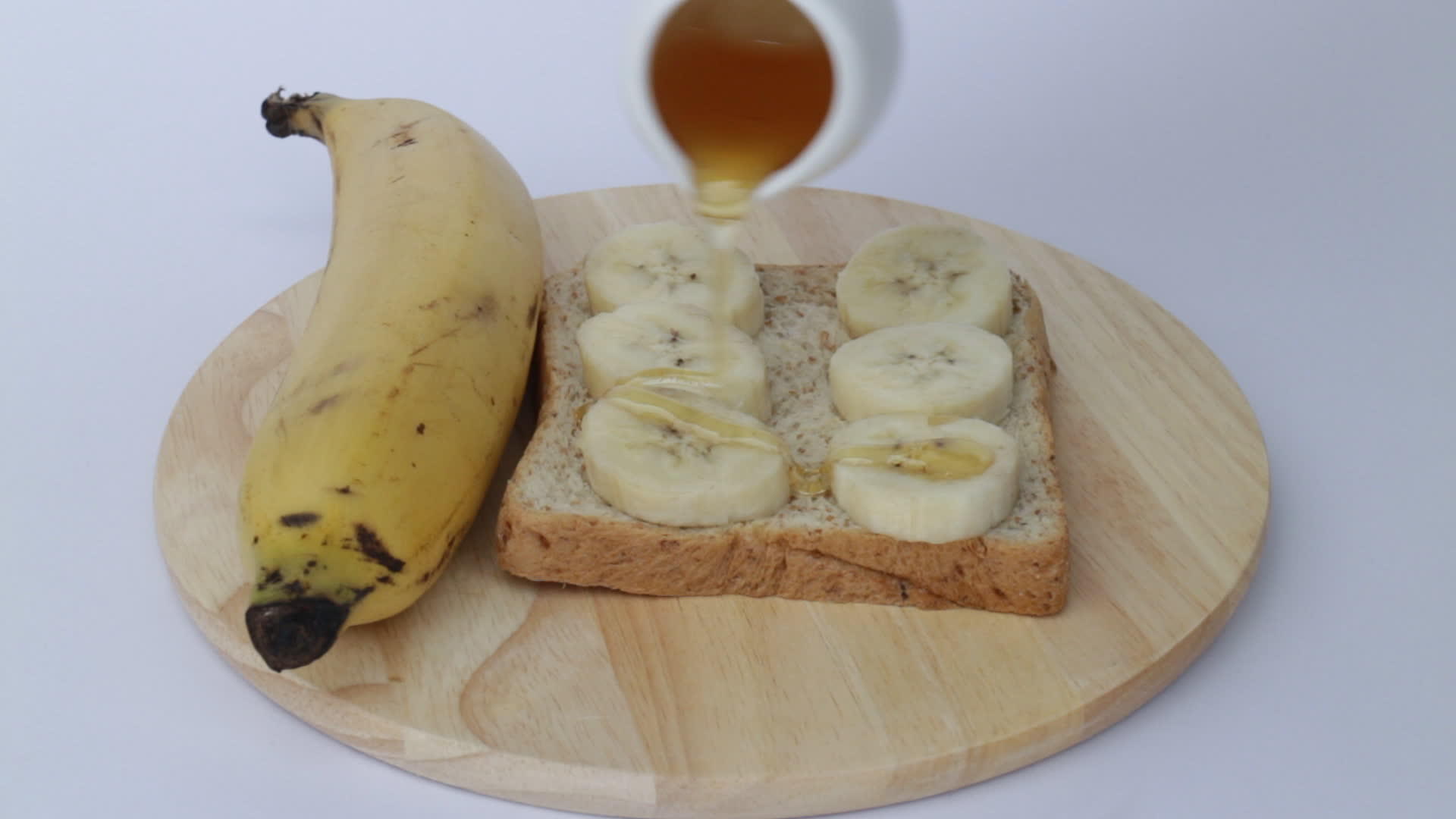 健康的全麦面包香蕉和蜂蜜视频的预览图