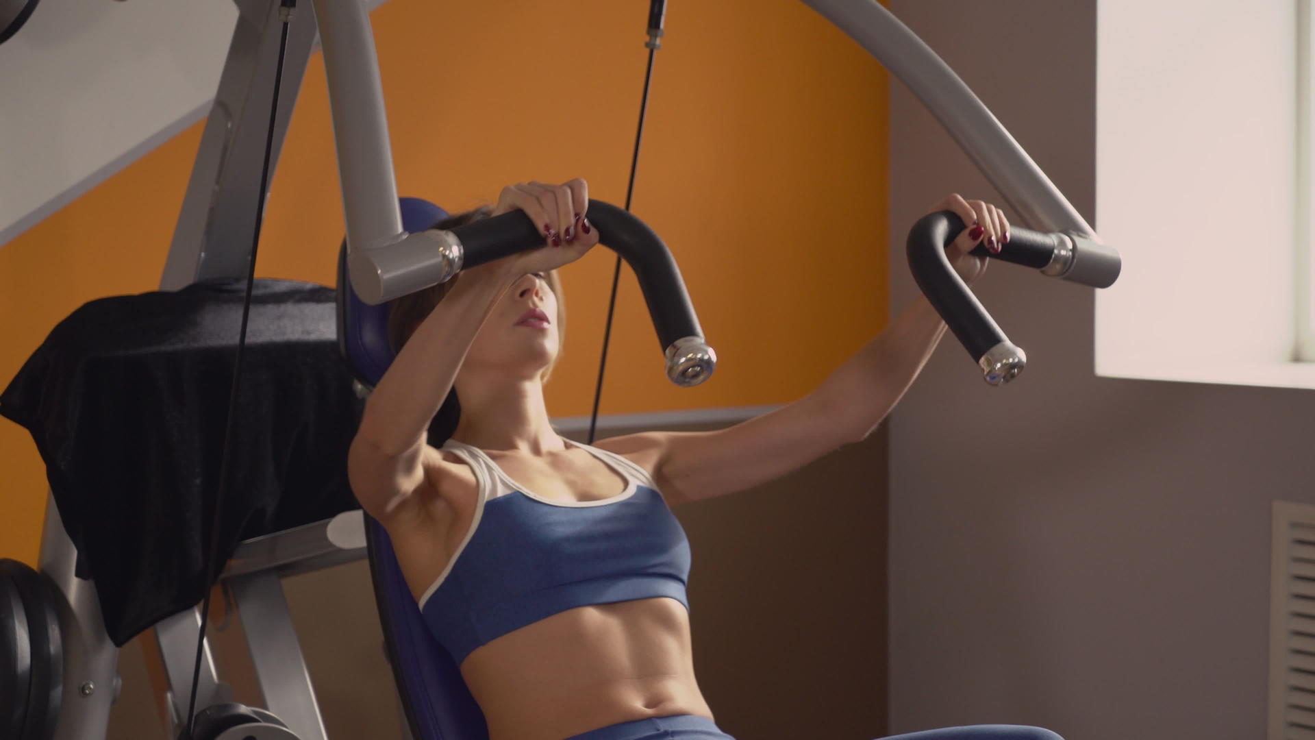体育俱乐部的日常锻炼迷人的女士视频的预览图