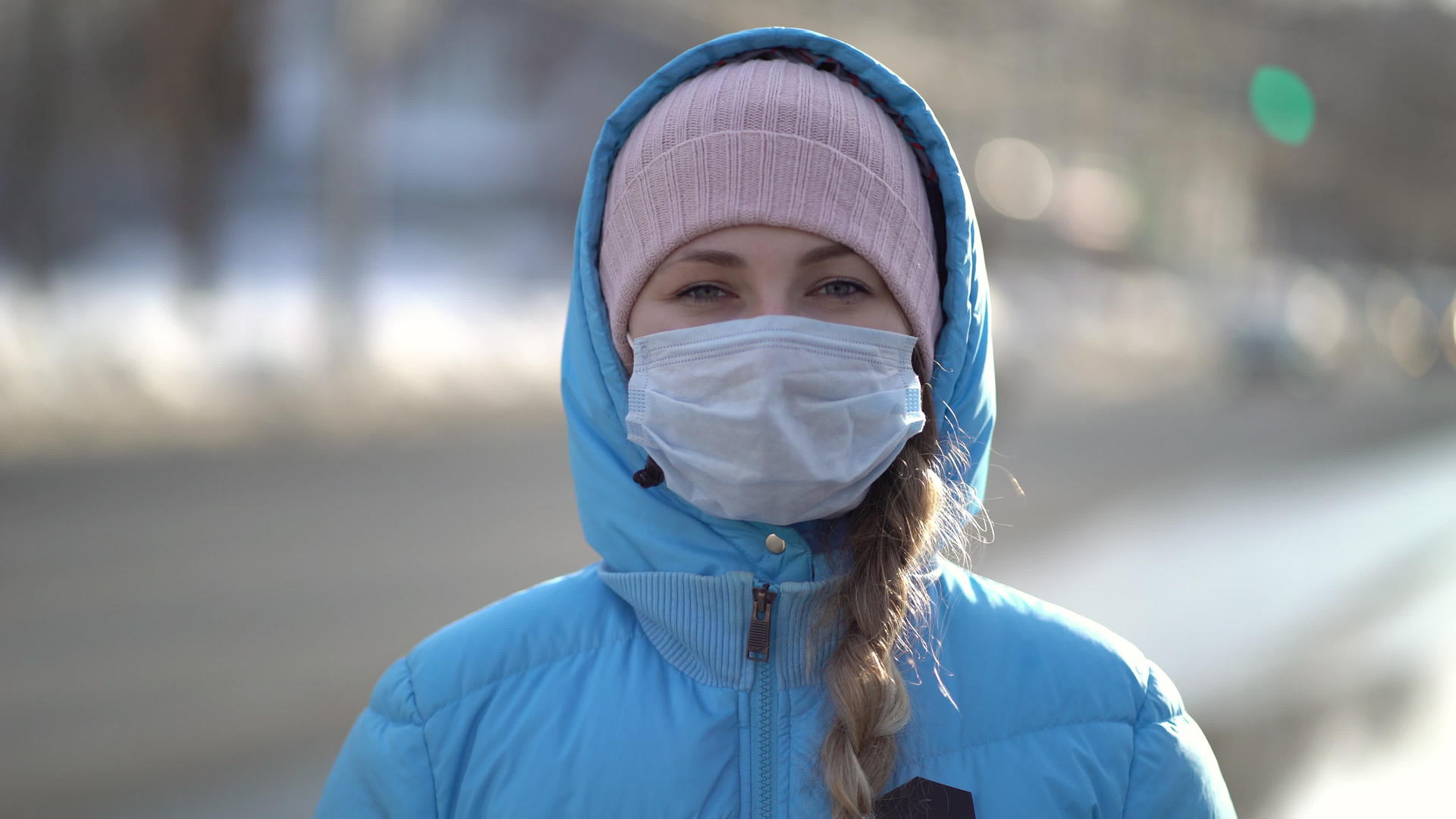 冬天在城市街道上戴口罩的妇女视频的预览图