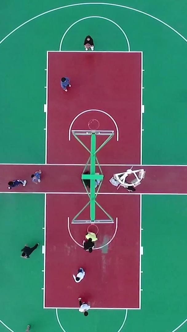 毕业季篮球场打球的男同学视频的预览图