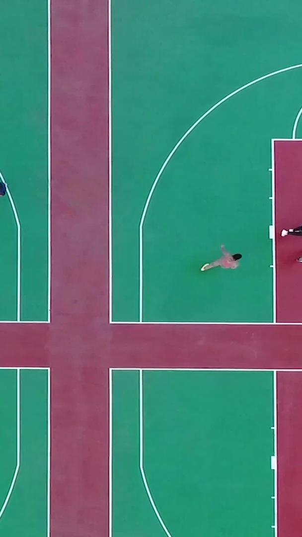 毕业季篮球场打球的男同学视频的预览图