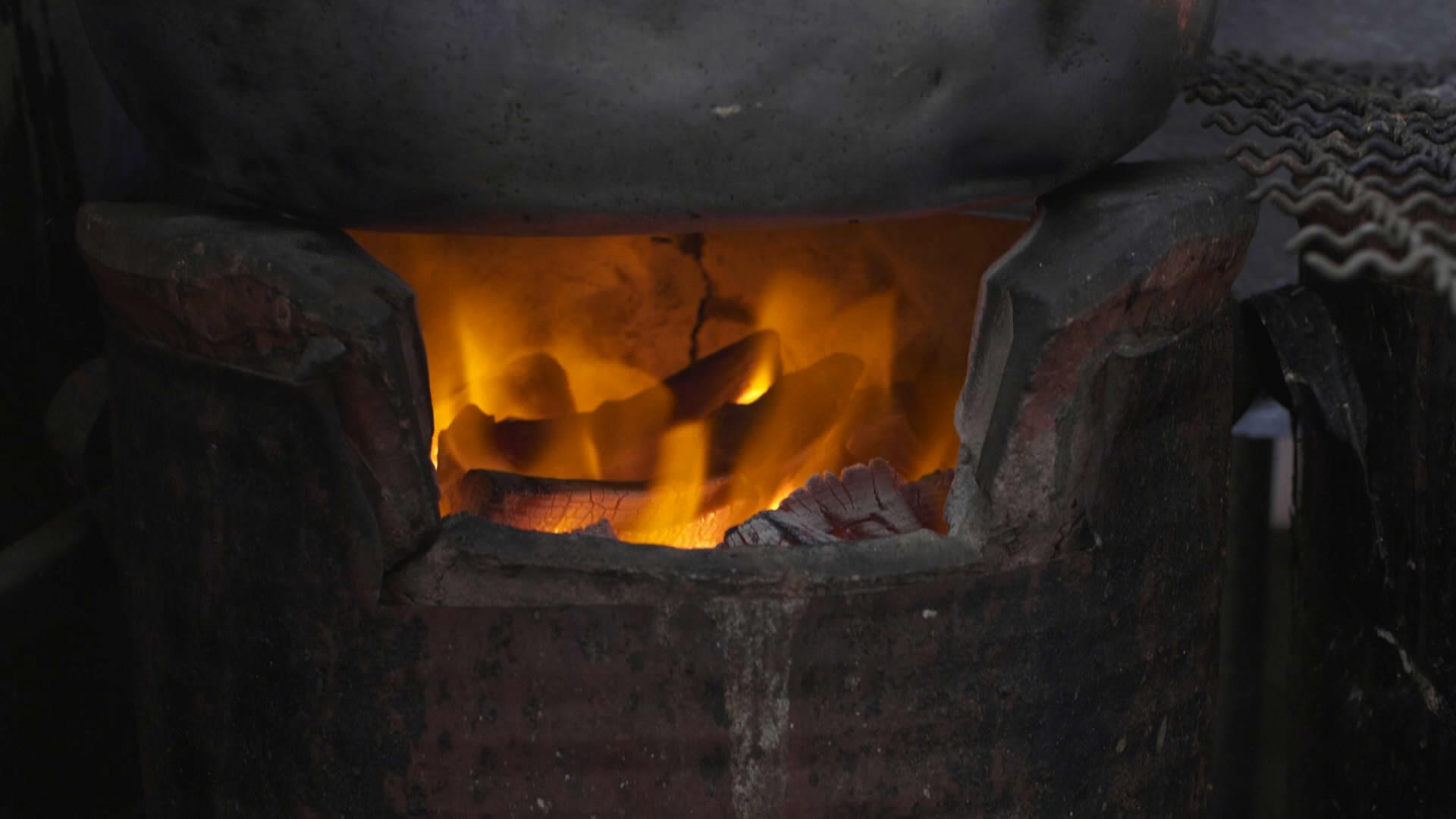 烧火木炭煮海鲜螺丝慢动作实拍视频视频的预览图