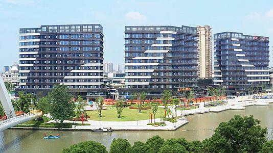 嘉定新城河岸绿化周边建筑视频的预览图