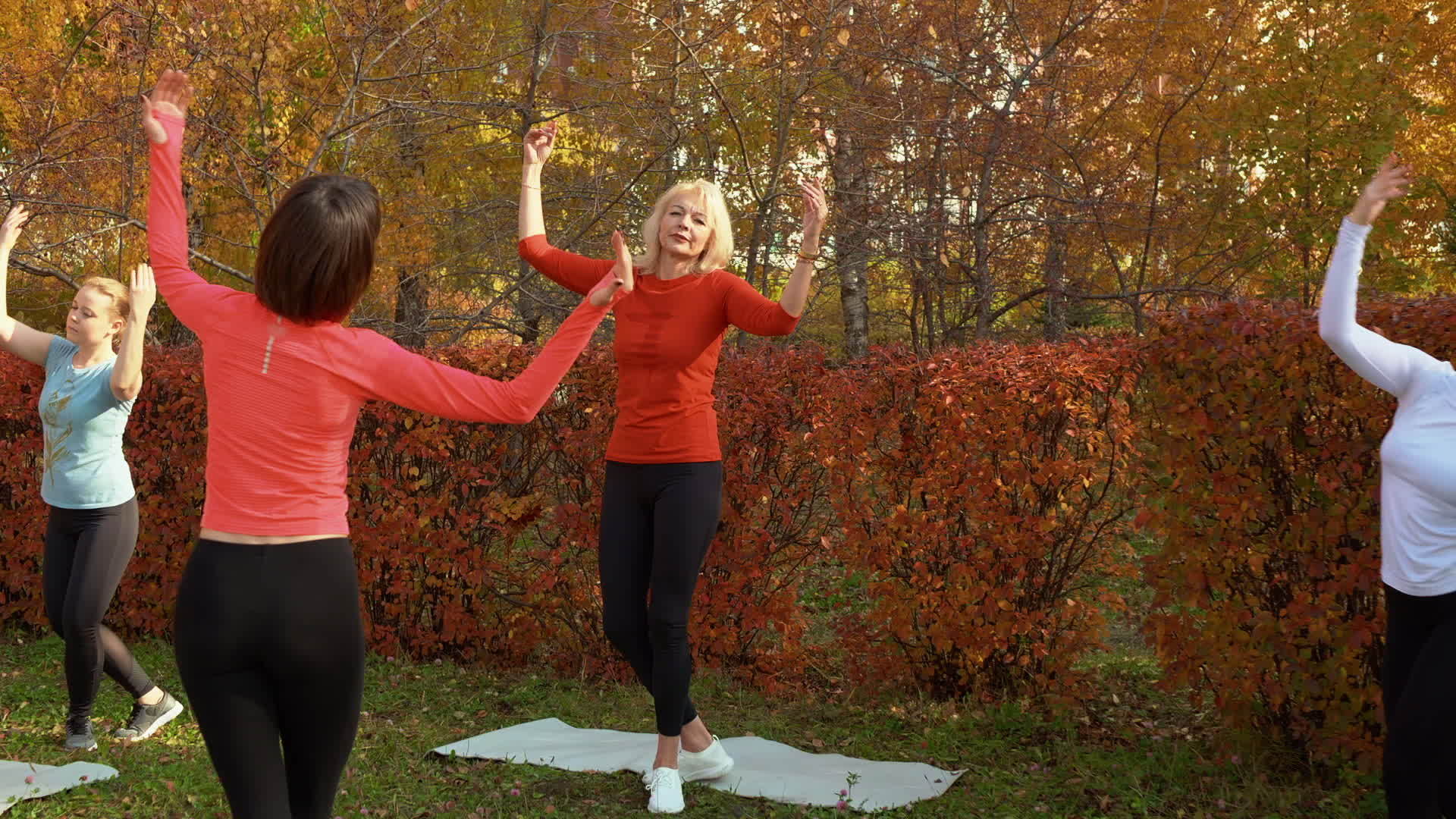 女性在城市公园练习瑜伽视频的预览图