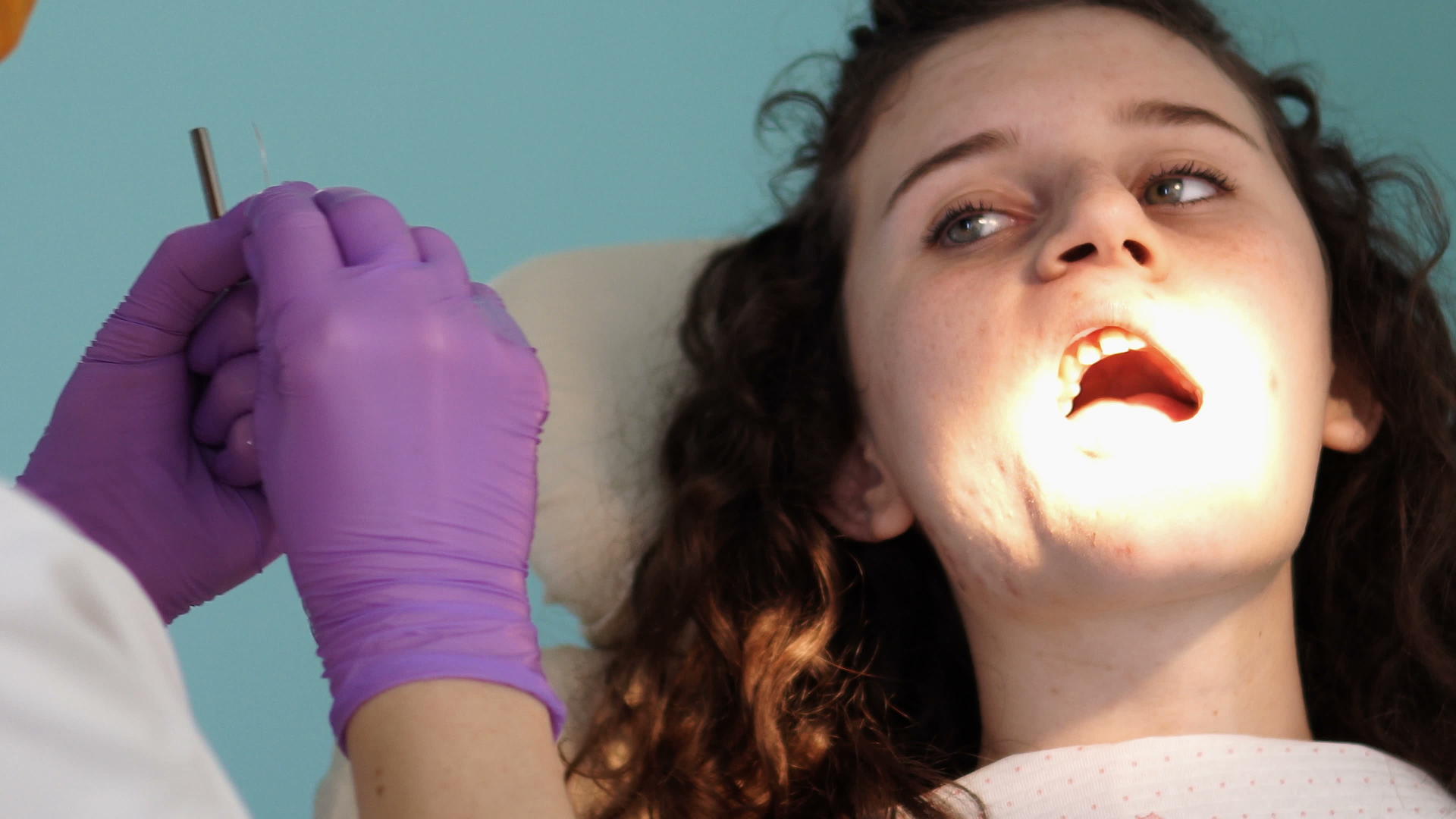 年轻女性患者到牙医办公室看病视频的预览图