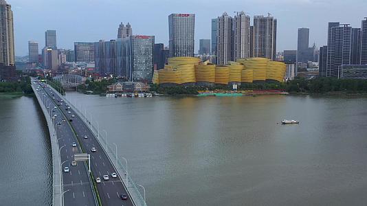 航拍武汉万达电影乐园和沙湖桥交通视频的预览图