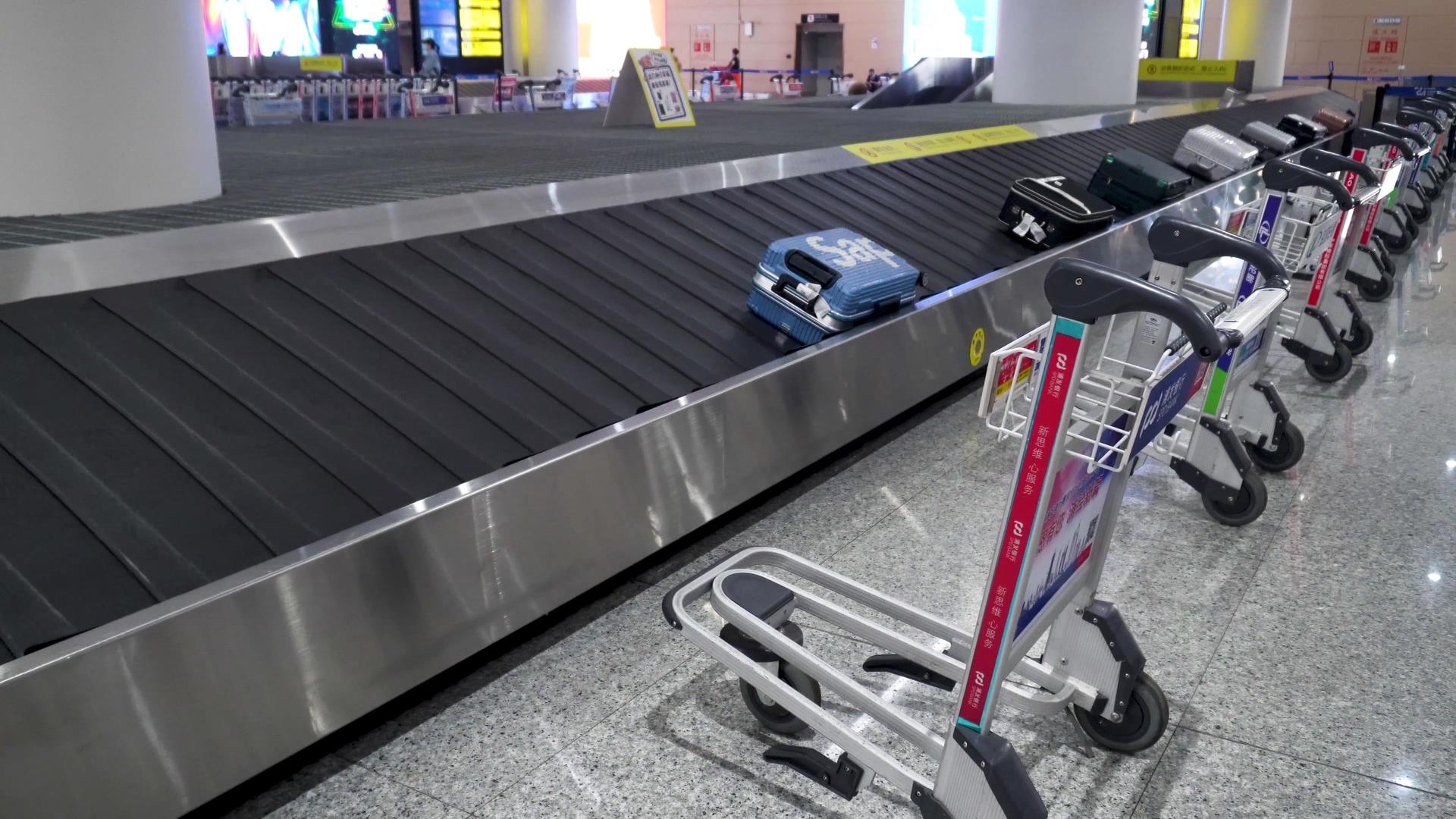 机场专用行李车推车排列视频的预览图