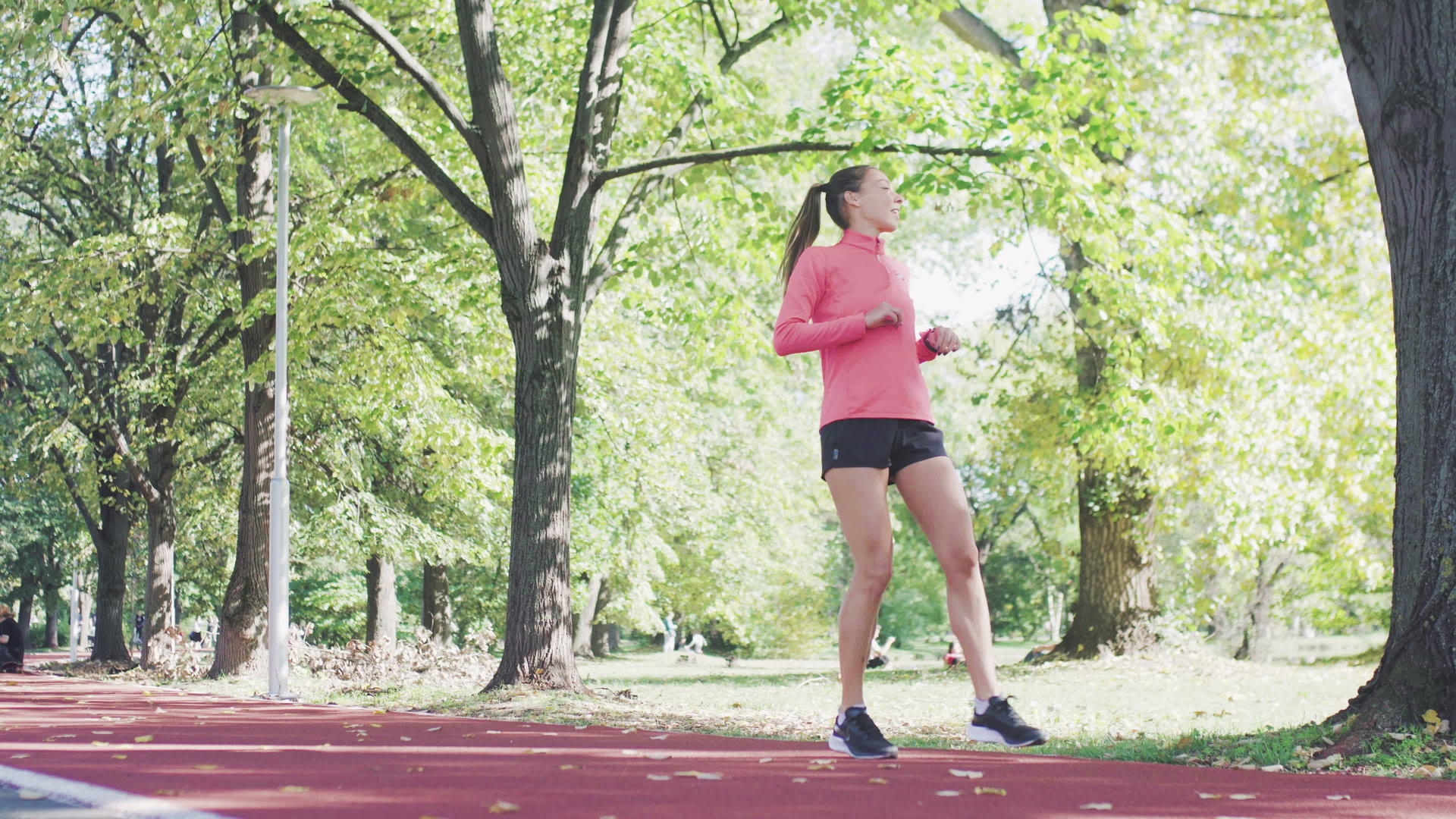 女跑腿的女孩在公园里伸展身体为跑步热身视频的预览图