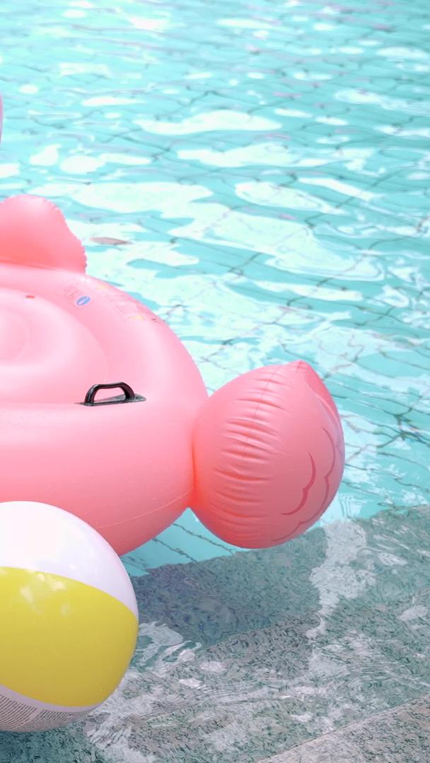 水球火烈鸟玩具充气游泳圈漂浮在水面上视频的预览图