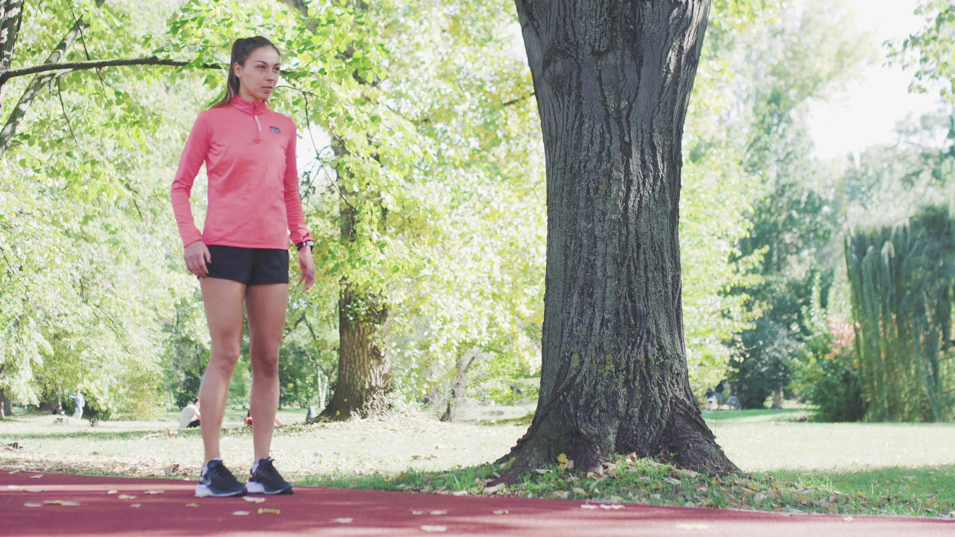 女孩在公园里伸展身体热身跑步视频的预览图