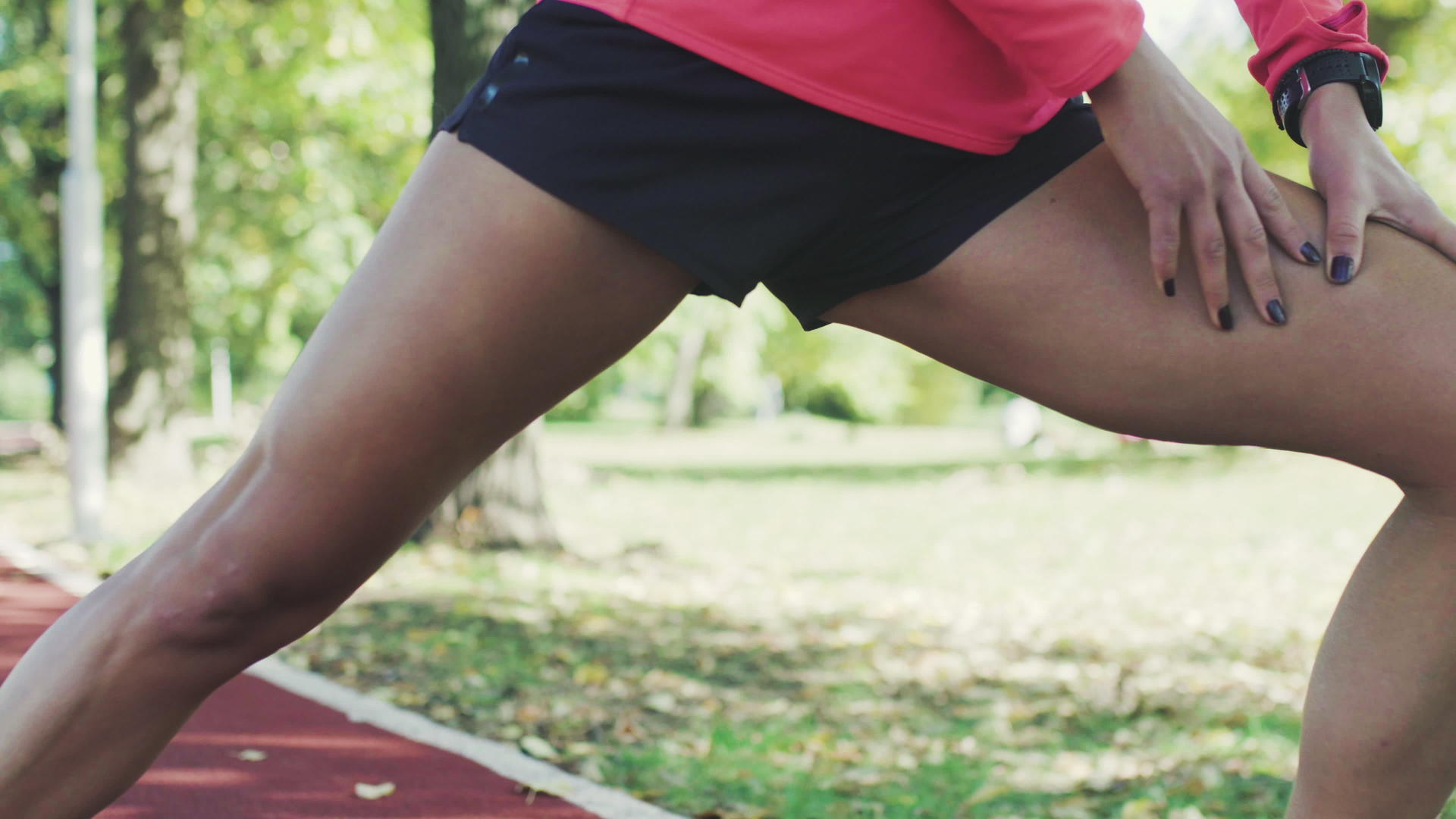 健康的女孩在公园里伸展膝盖热身跑步视频的预览图
