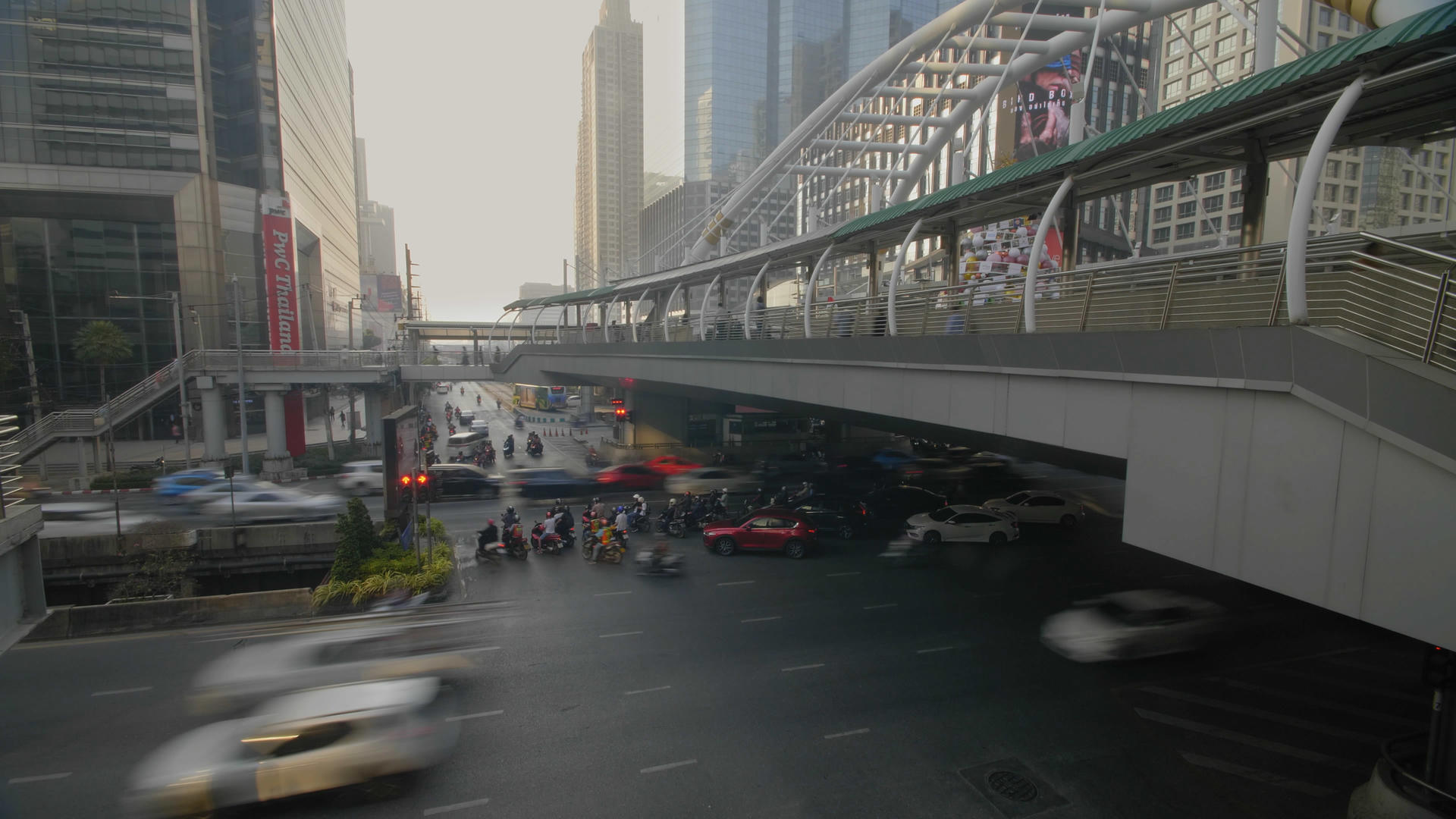 4K泰国曼谷繁忙的十字路口人行天桥视频的预览图