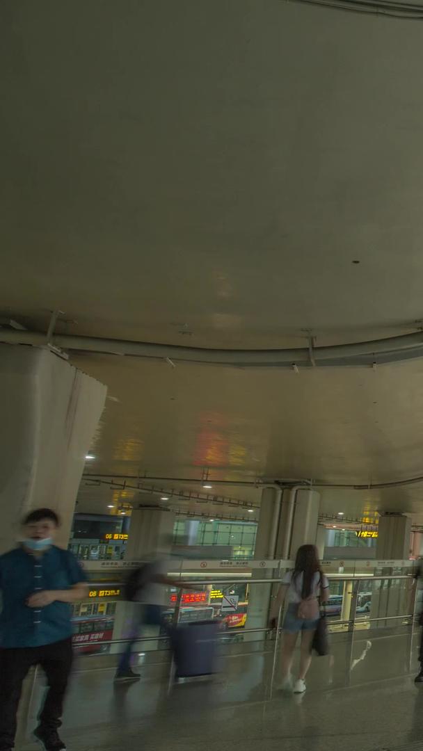 机场旅客进出口人川流不息地延迟拍摄[这段视频没有肖像权请勿商业用途]视频的预览图