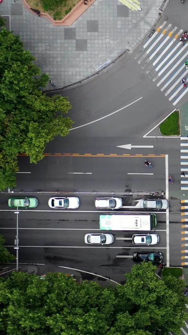城市交通早高峰繁忙的十字路口视频的预览图