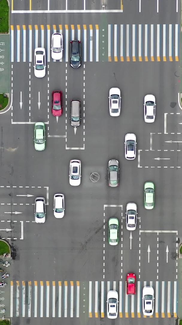 城市交通早高峰繁忙的十字路口视频的预览图