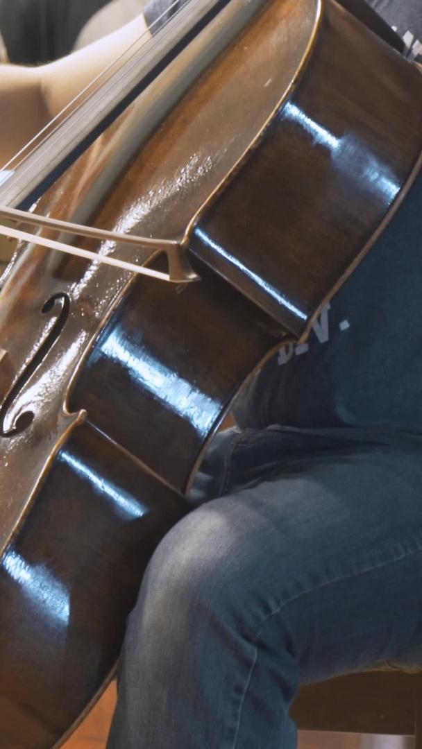 室内交响乐团管弦乐队大提琴演奏视频的预览图