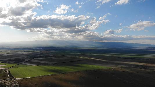夏日新疆草原航拍视频的预览图