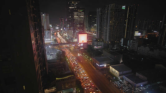 4K泰国曼谷夜景城市中心马路车流延迟拍摄视频的预览图