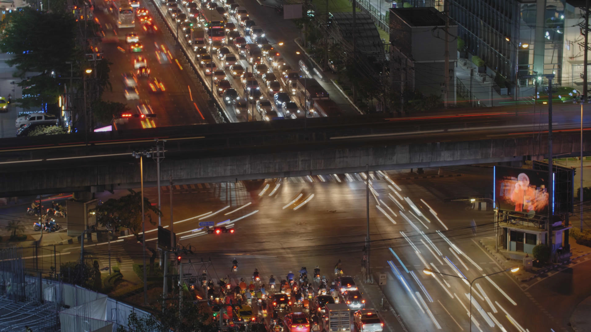4K泰国曼谷夜晚繁忙的十字路口高峰期的车流延迟拍摄视频的预览图