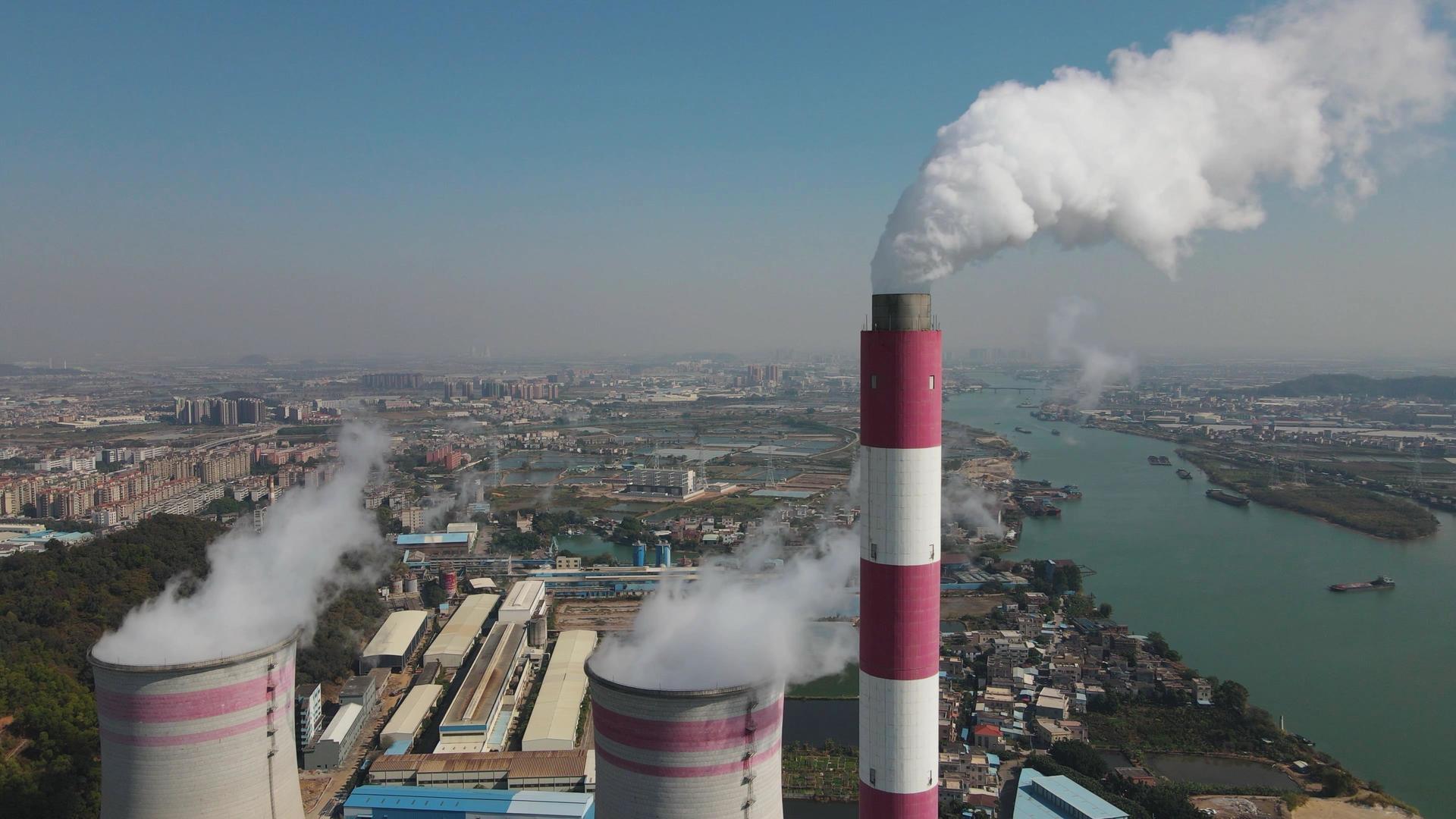 4K航拍化工厂工业生产设备污染烟囱视频的预览图