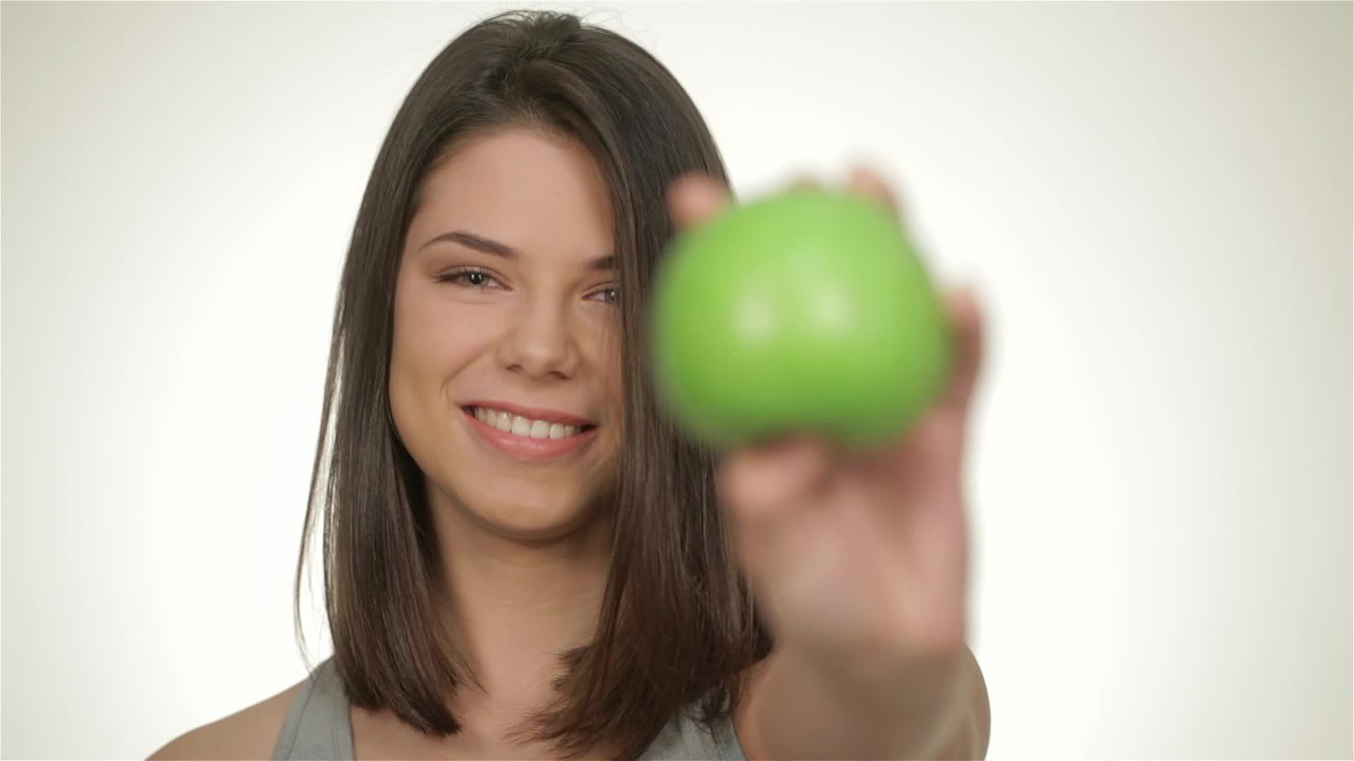 女孩拿着绿苹果视频的预览图