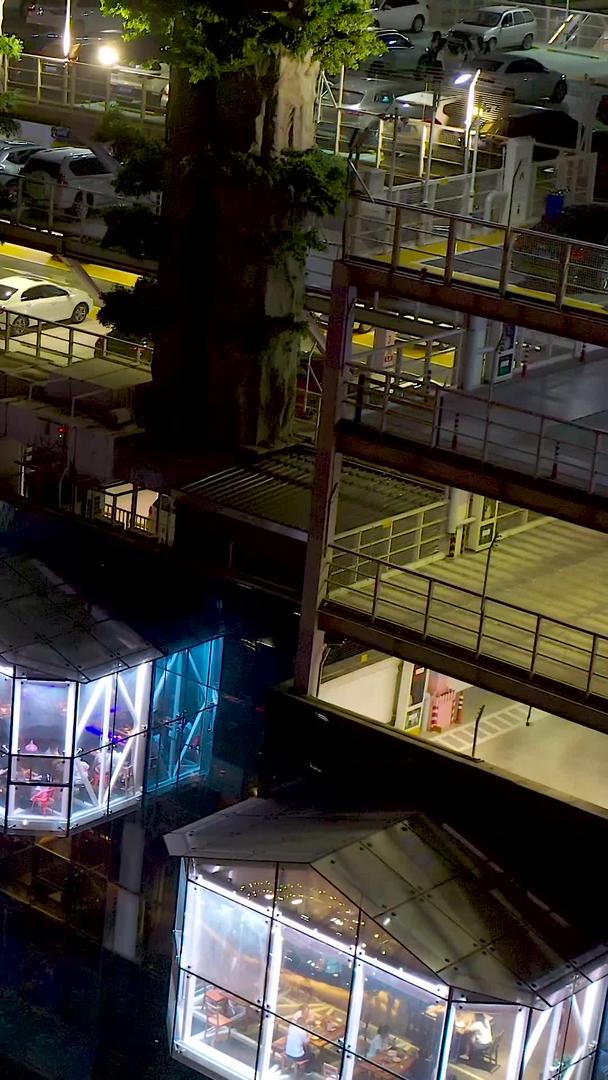 商业楼顶停车场航拍视频的预览图