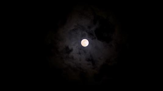 夜空中的飘云月亮视频的预览图