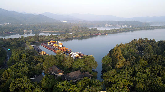 4k航拍杭州西湖苏堤游船码头视频的预览图