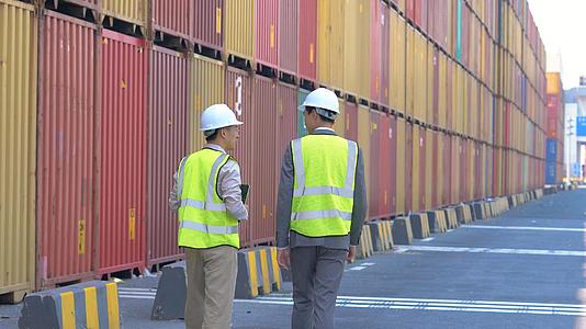 4k码头工人和工程师经理交流货运项目视频的预览图