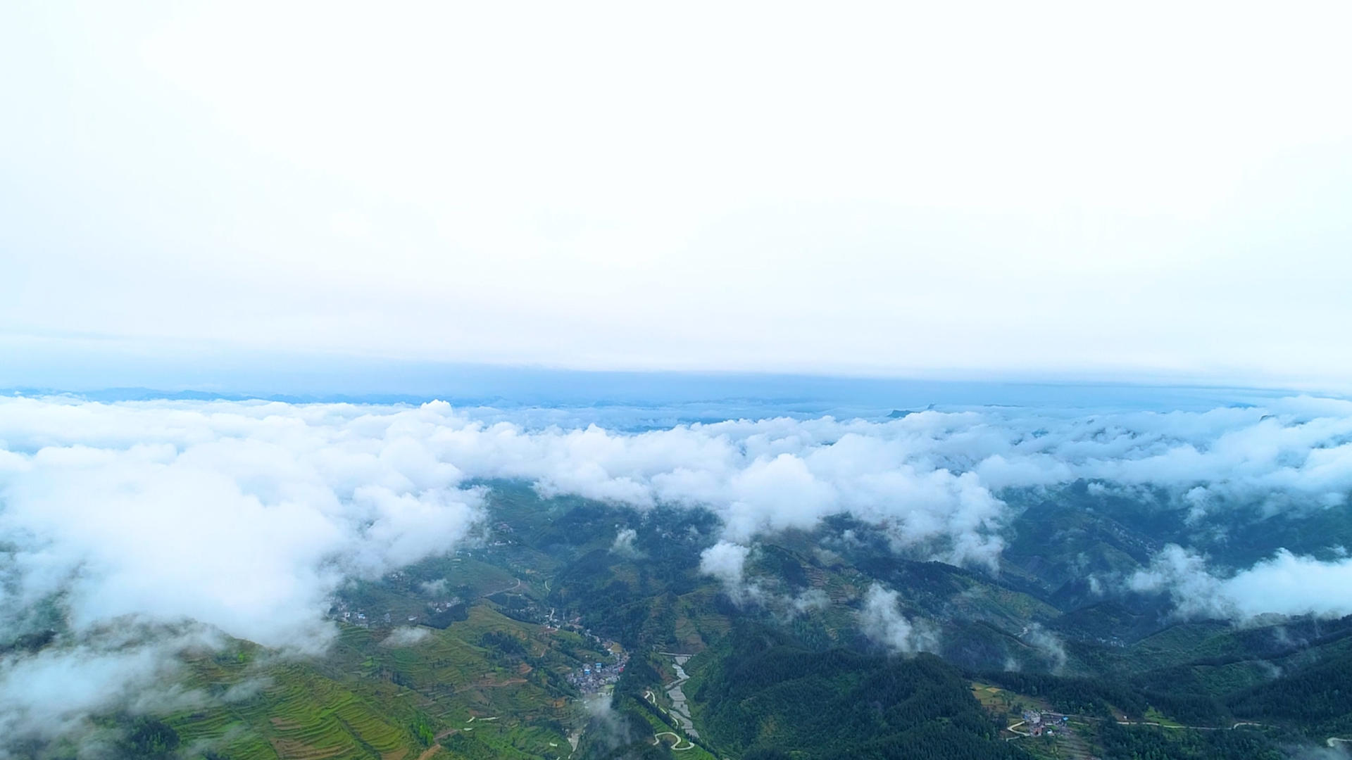 航拍高空云层村庄视频的预览图