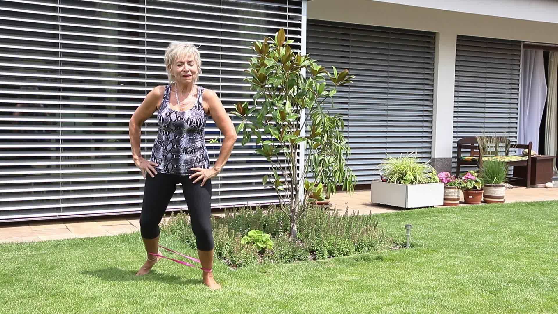 老年妇女使用健身橡胶锻炼视频的预览图