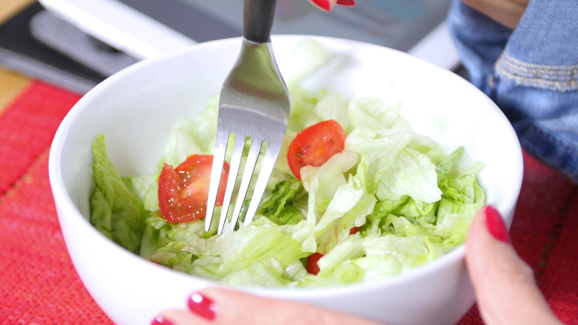 女人吃新鲜的有机素食沙拉视频的预览图