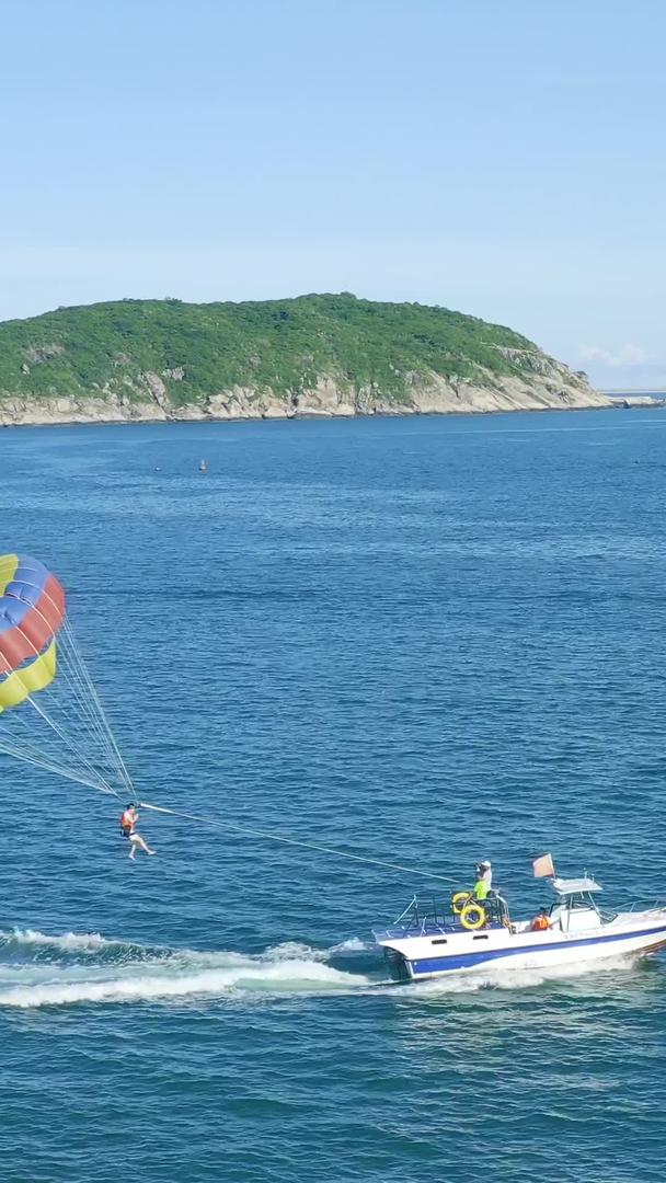 空中飞人滑翔伞航拍三亚娱乐项目视频素材视频的预览图
