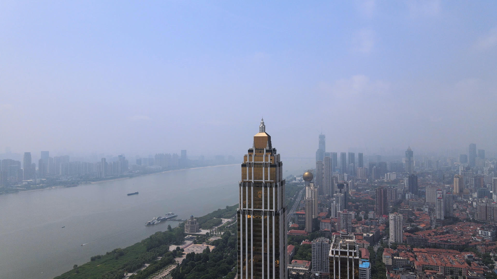 航拍风光城市武汉地标金融中心长江江景风景4k城市素材视频的预览图
