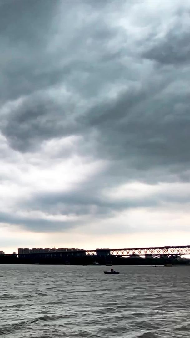实拍暴雨前江边乌云延时摄影视频的预览图