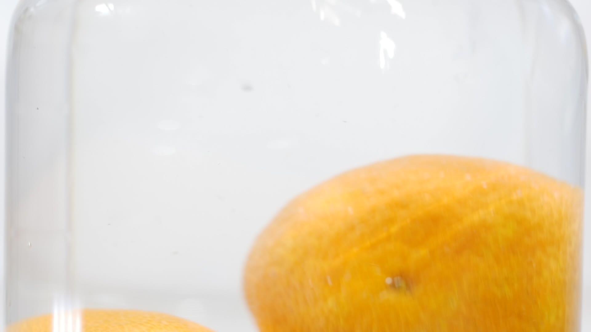 将柑橘溅入水中视频的预览图