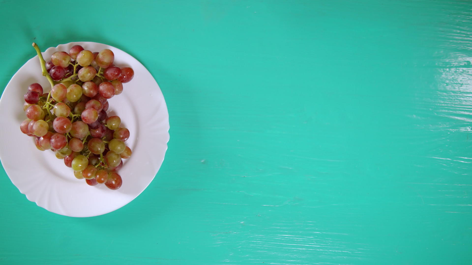 绿桌上的红葡萄视频的预览图