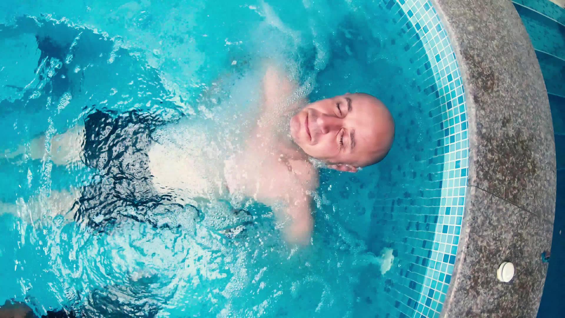 成年秃头男子在温泉中心洗澡视频的预览图