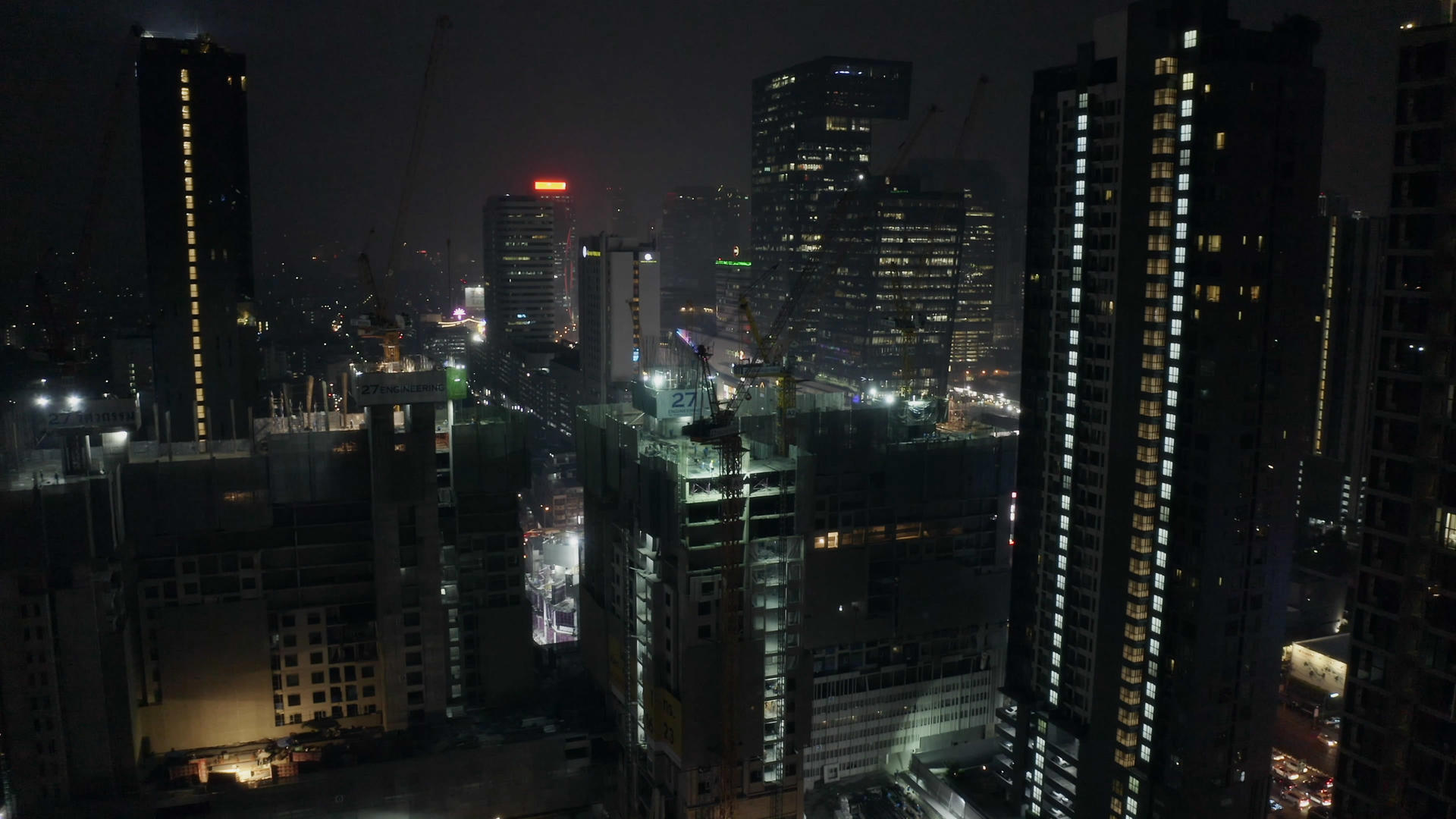 4K无人机航拍泰国曼谷夜晚施工工地城市中心建筑建设视频的预览图