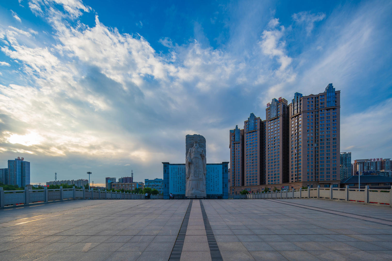 咸阳地标建筑秦始皇统一六国雕塑8k视频的预览图