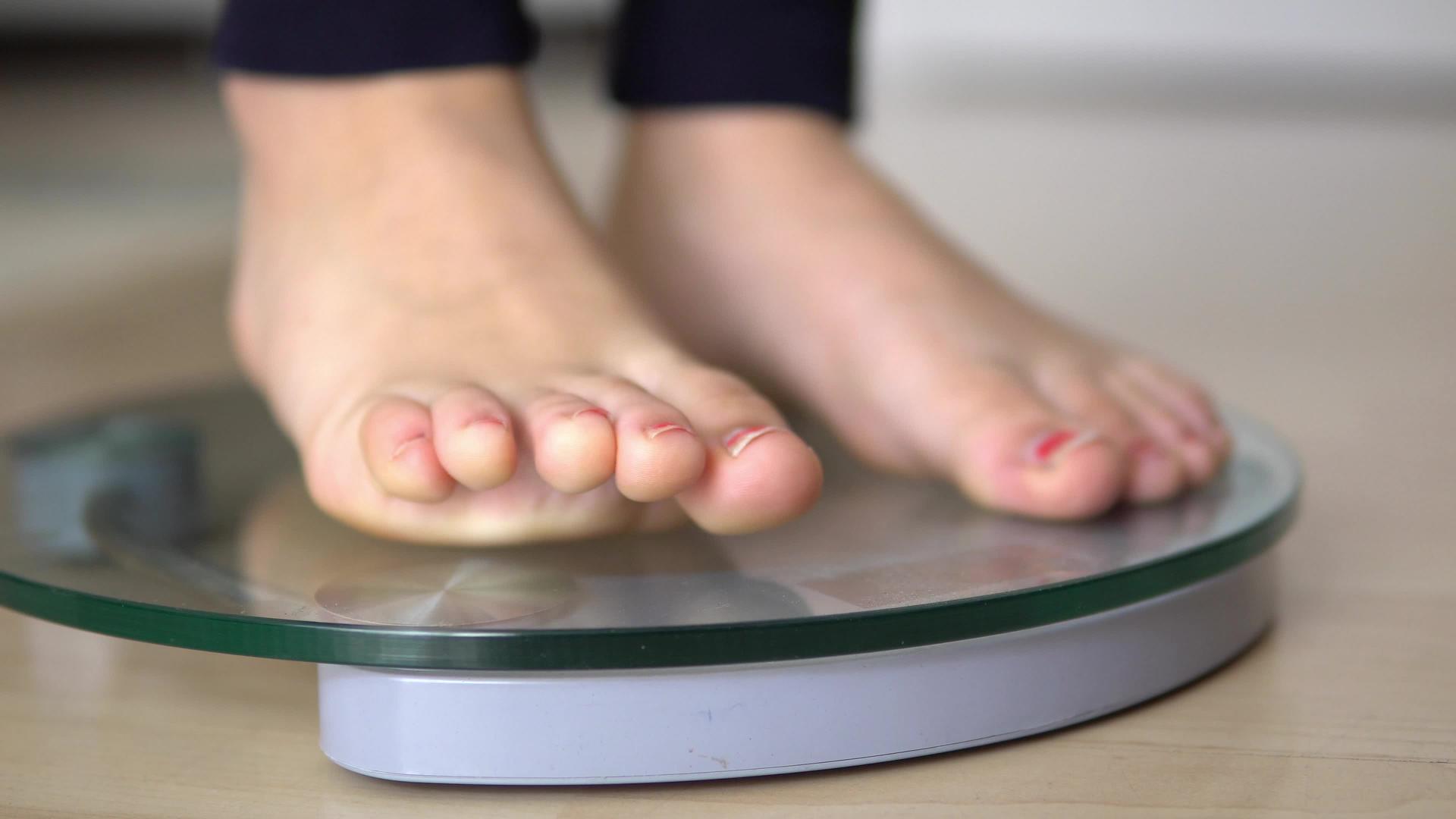 女性通过测量体重来减肥电影视频的预览图