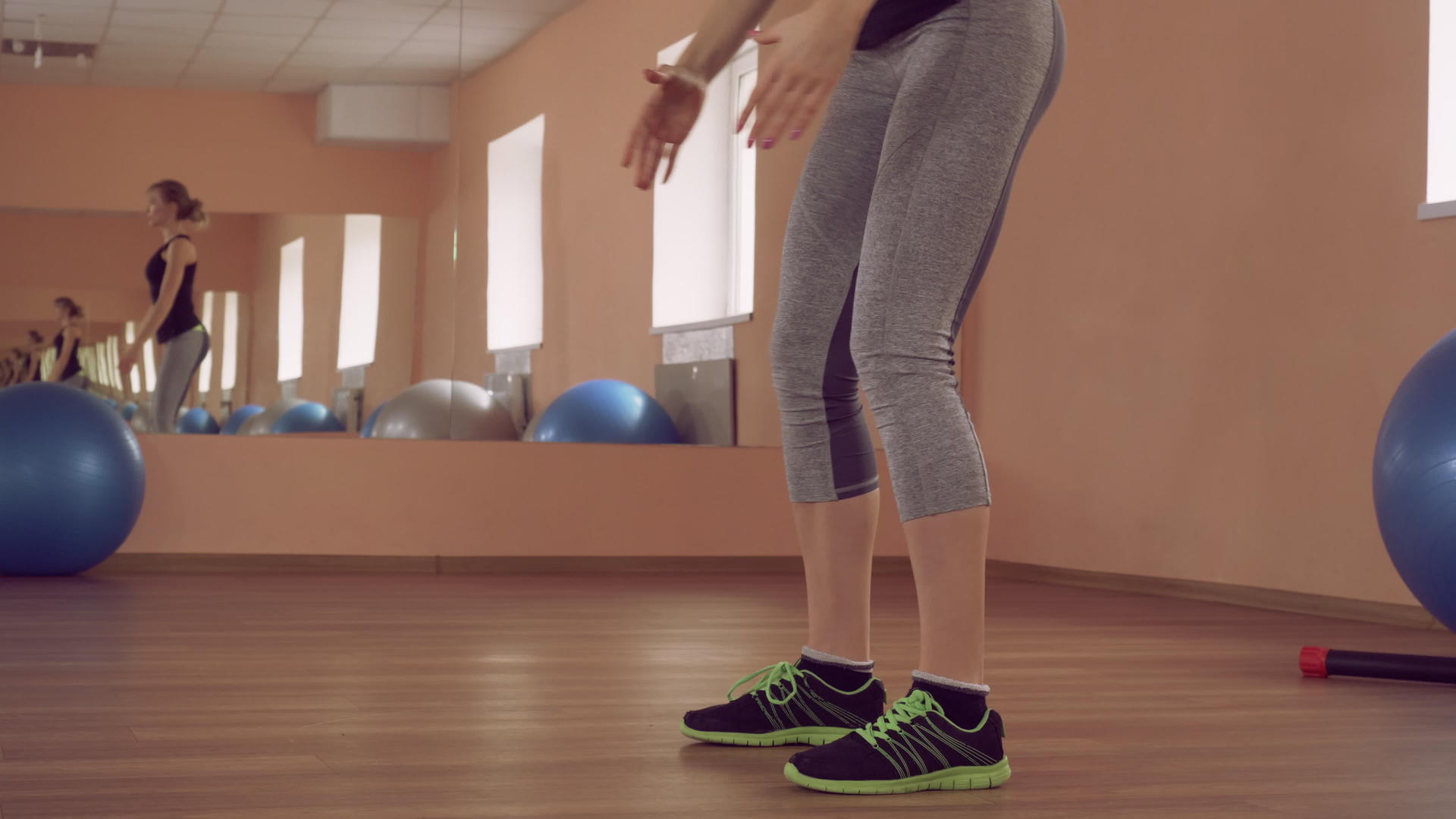 美丽美丽的女壮的体力锻炼双腿健康视频的预览图