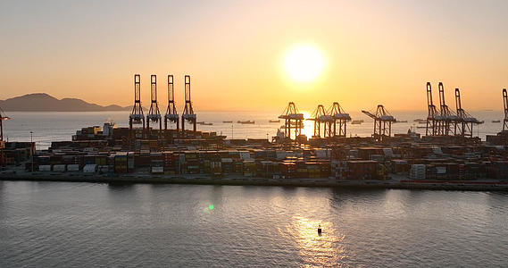 4K深圳南山赤湾港集装箱码头视频的预览图