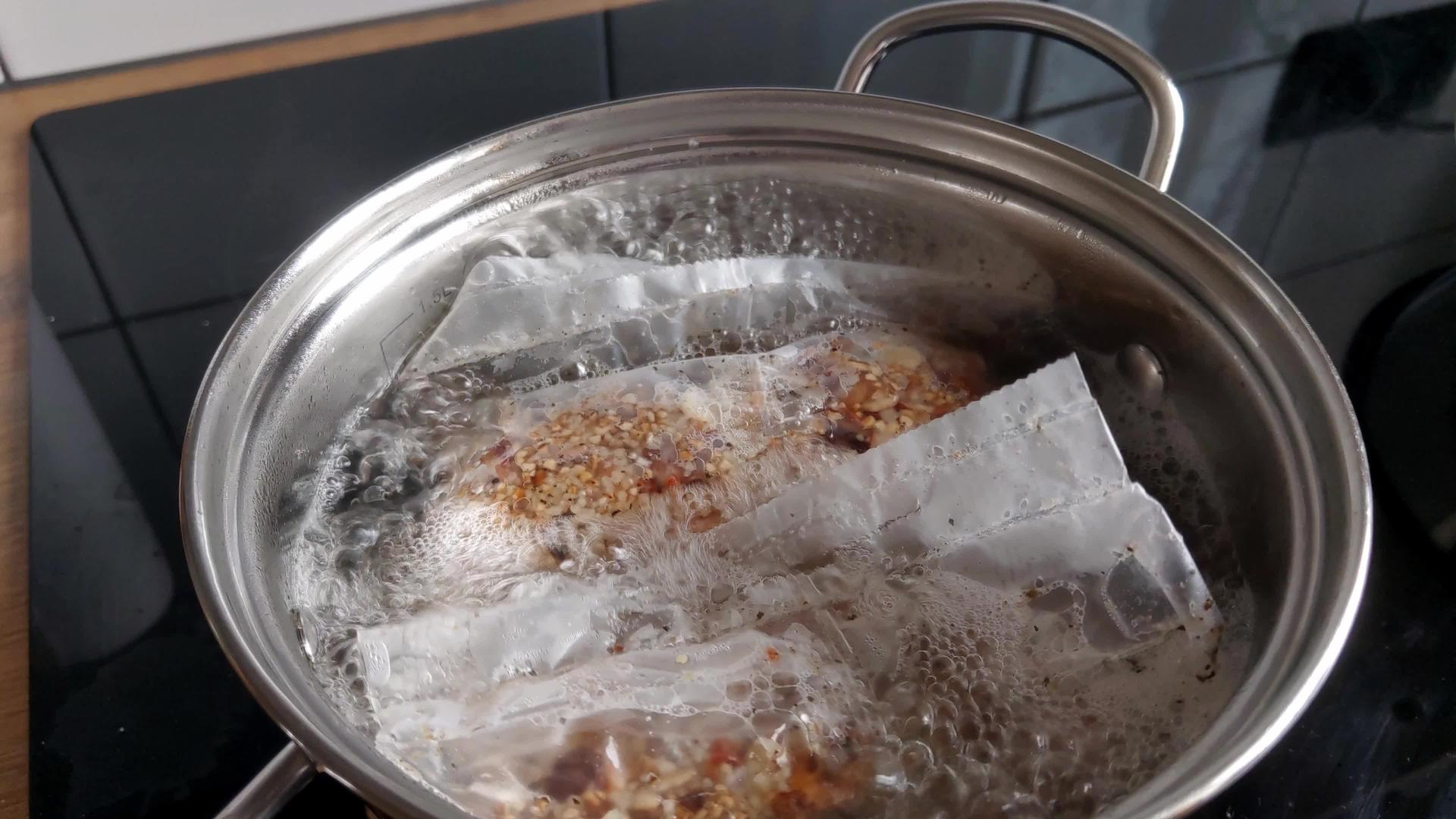 在锅里煮雪热袋视频的预览图