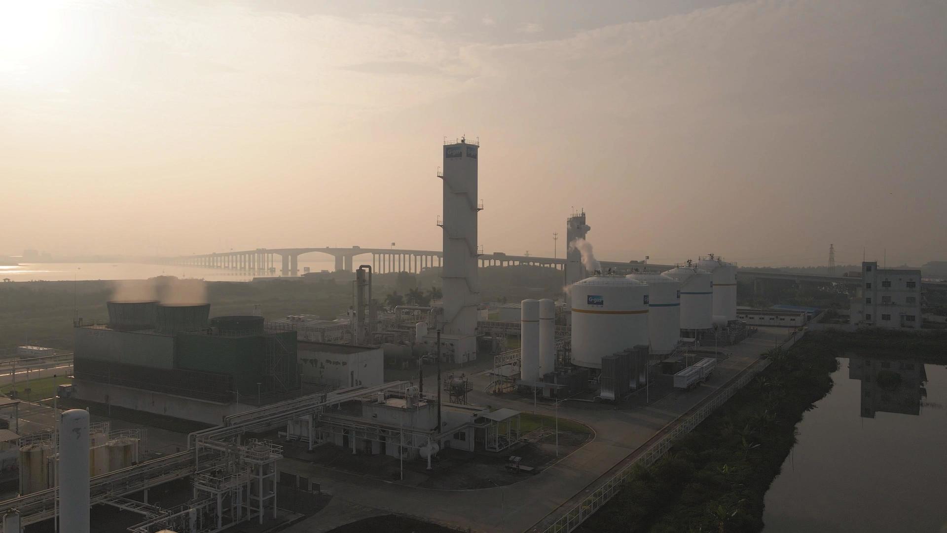 炼钢密集的工业工厂视频的预览图