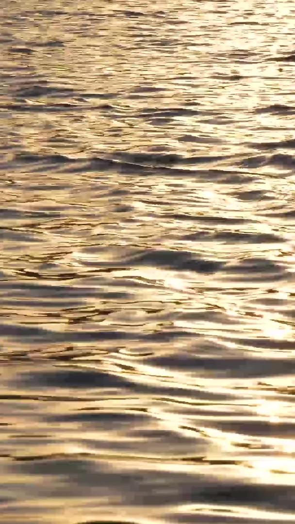湖边的船只闪耀着涟漪视频的预览图