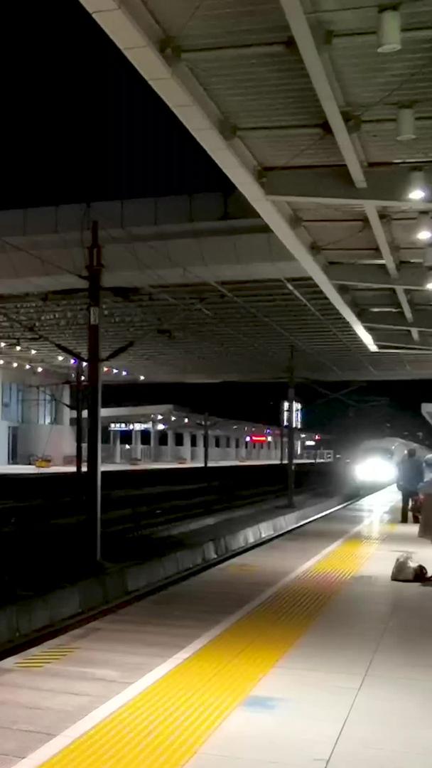 夜晚高铁站和谐号列车入站材料视频的预览图